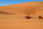 沙漠中的凳子