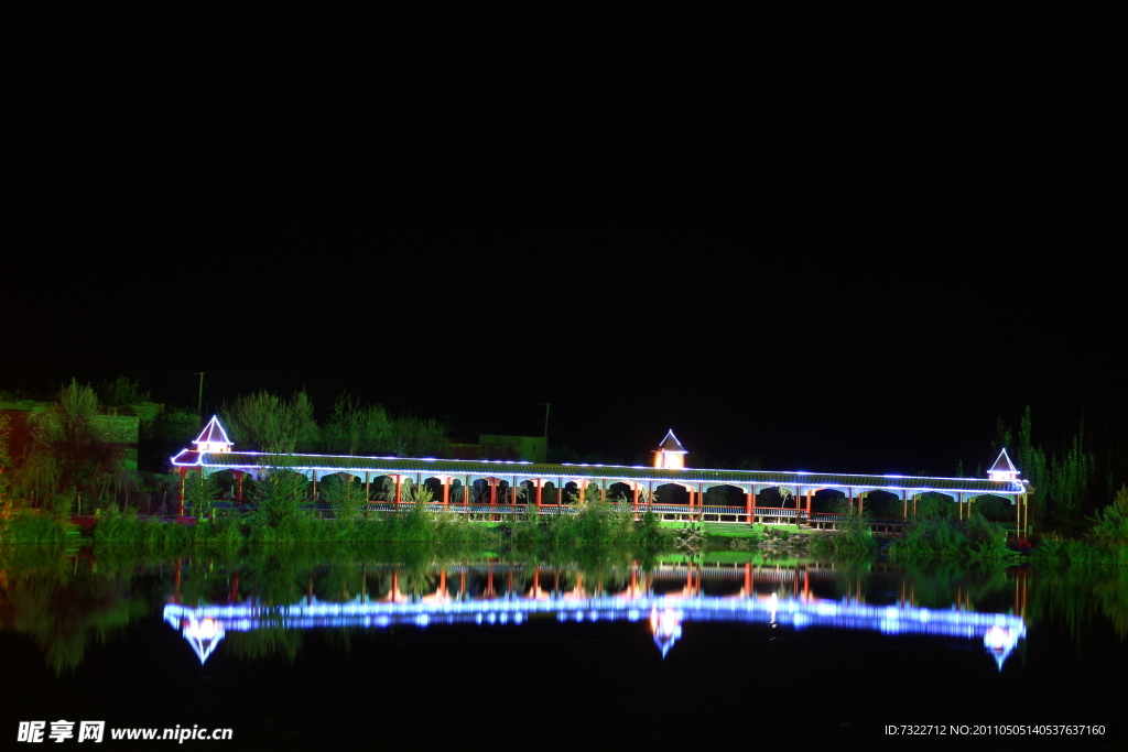 月光湖夜景
