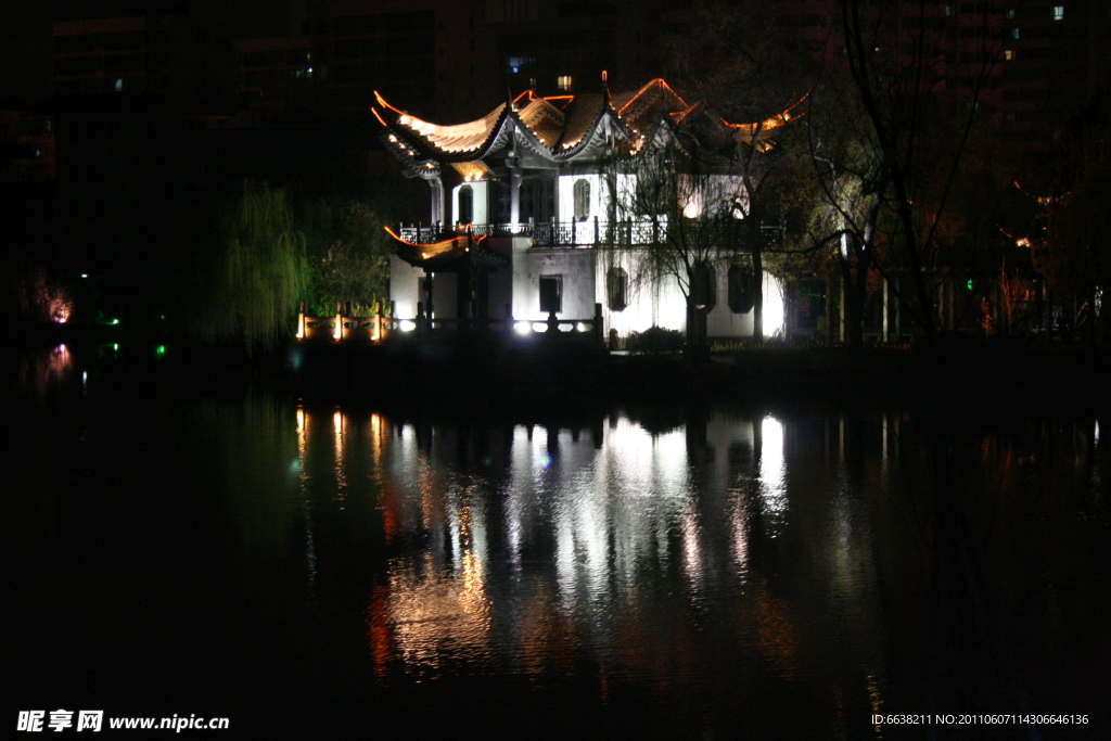 夜景 湖邊小樓