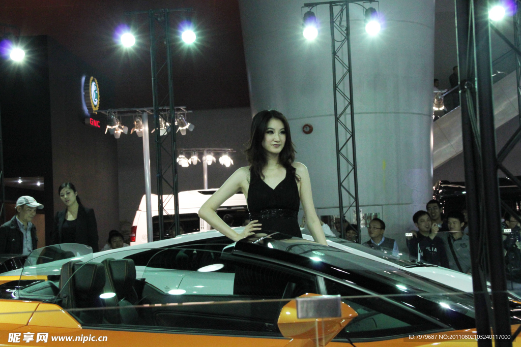 美女車模