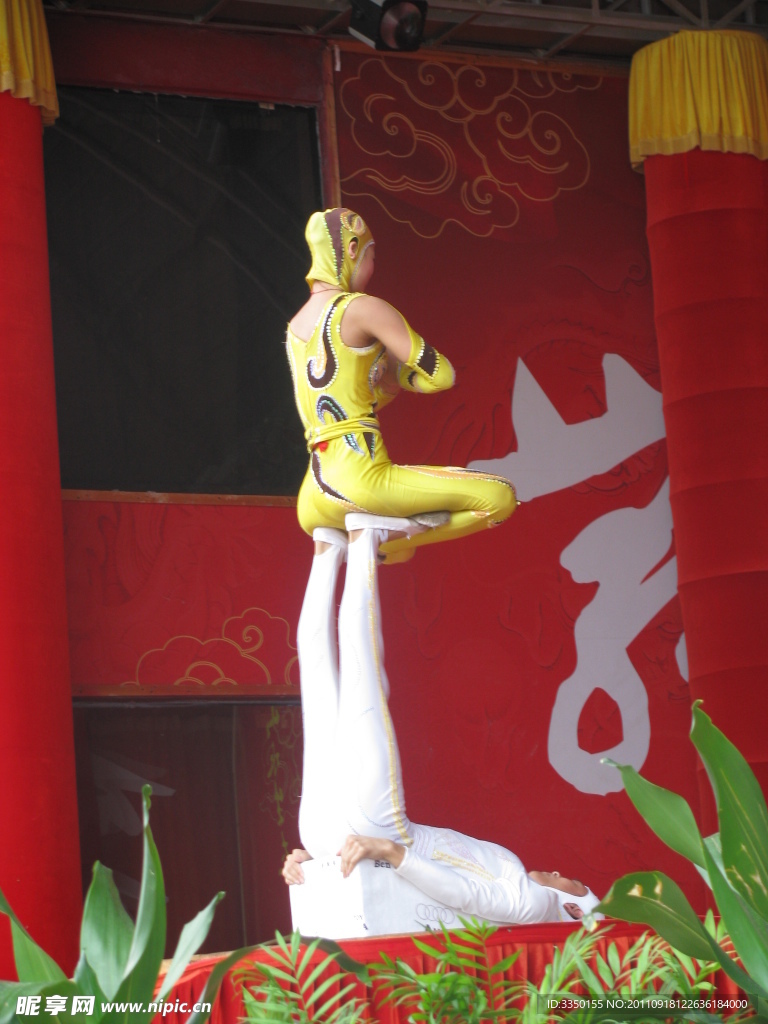 美女雜技