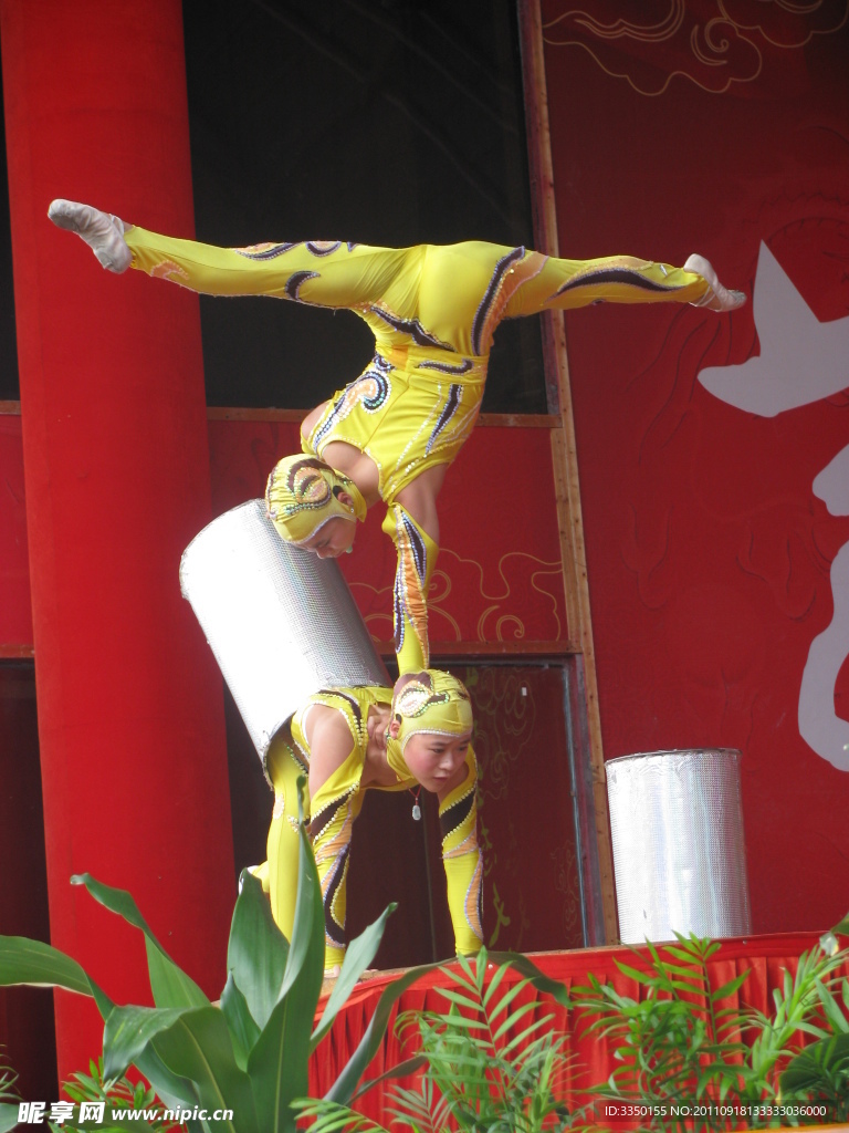 美女雜技