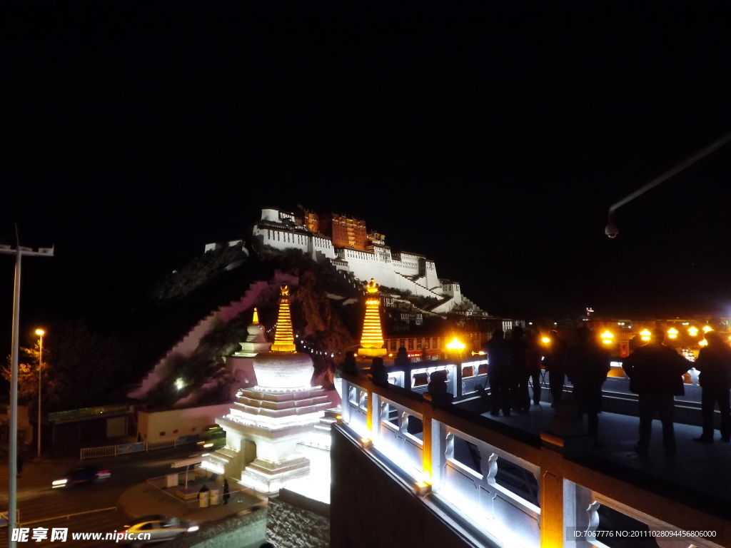 夜幕下的布達(dá)拉宮