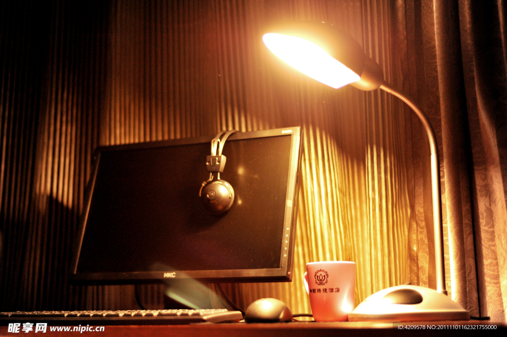 电脑和台灯