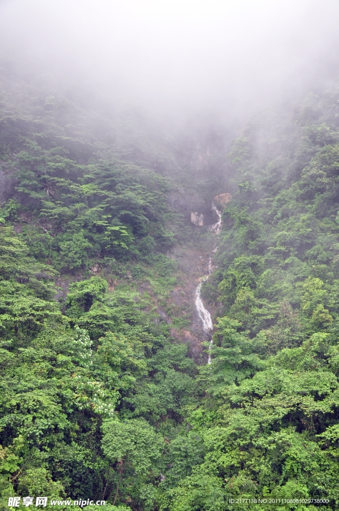 山林小溪流