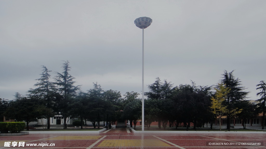 广场在雨中