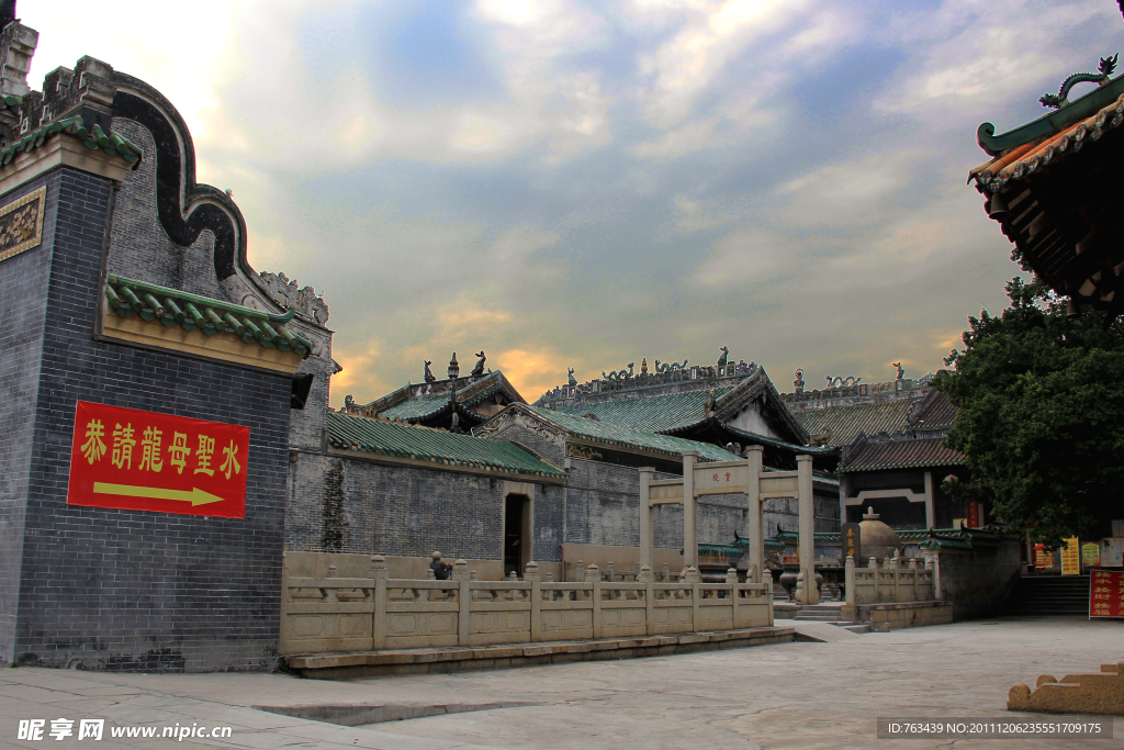 龍母廟一景