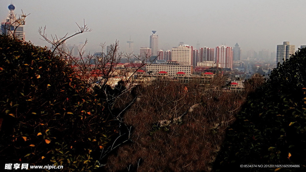 山下的城市