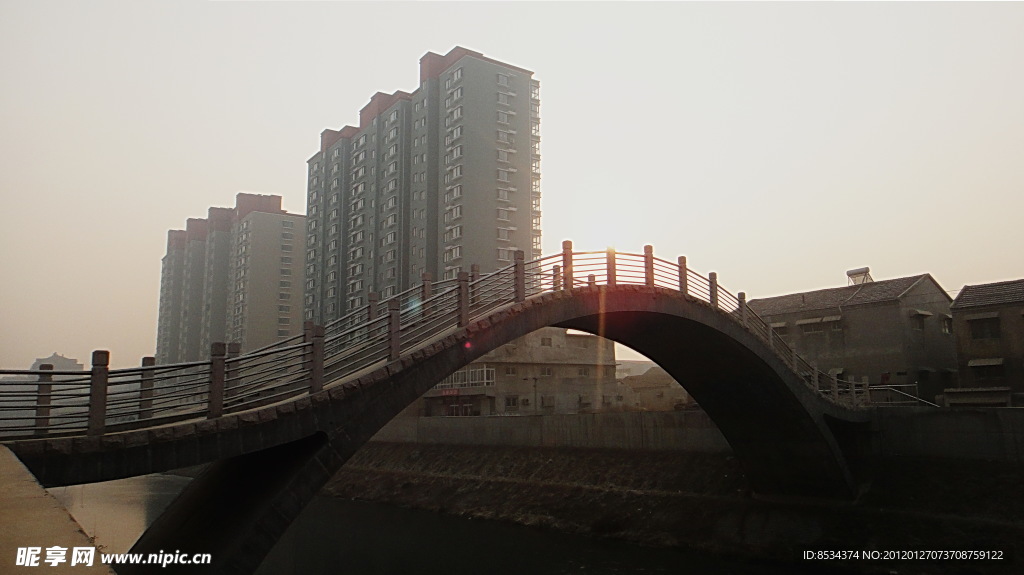 拱橋旁的樓群