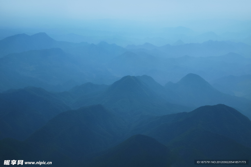 藍天白云 綠色風景 山