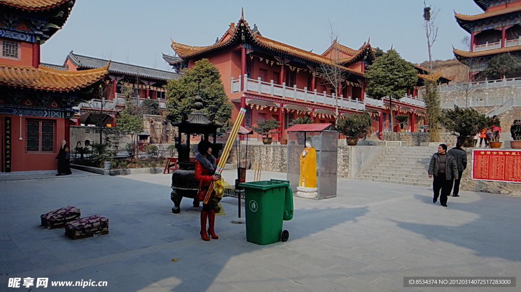古剎 香客