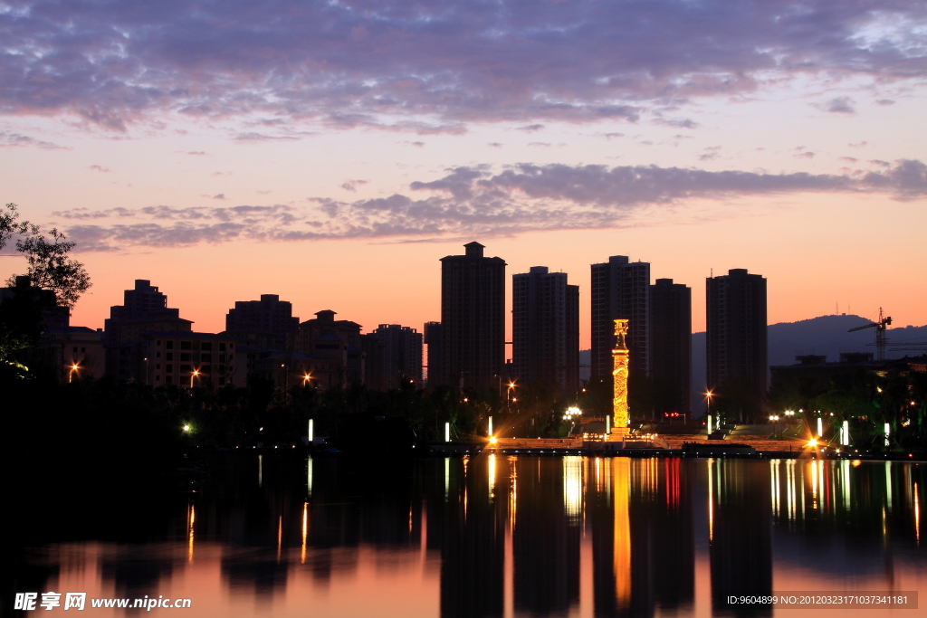 夕照興龍湖