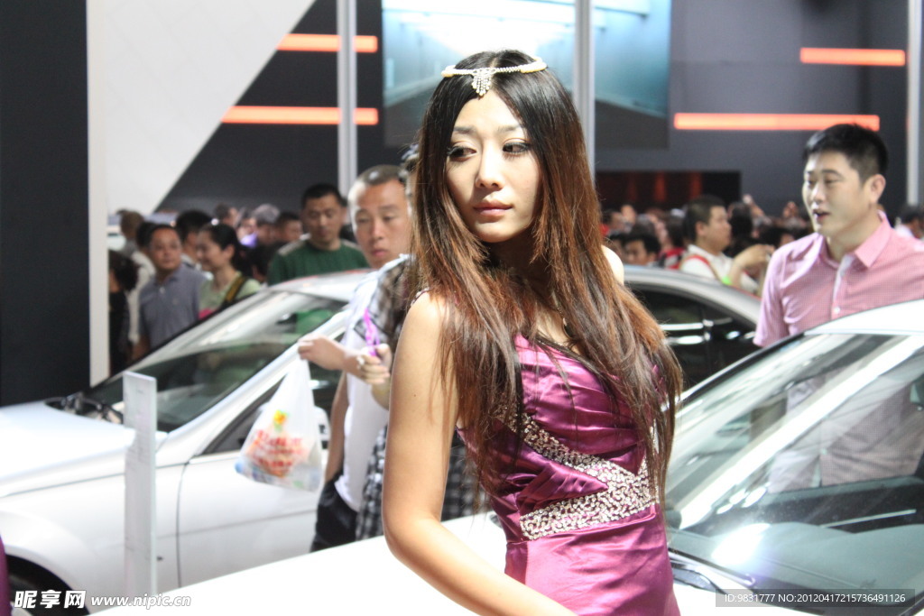 美女車模