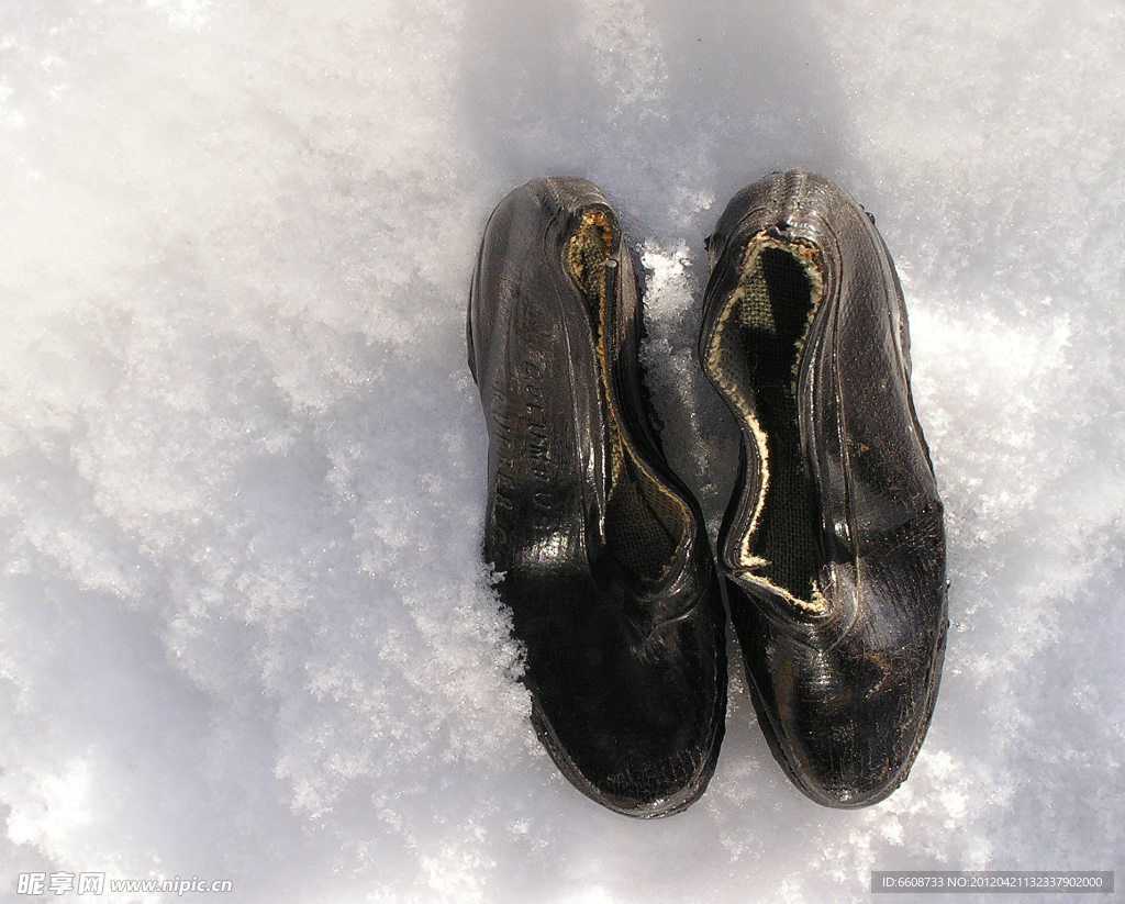 雪地上的皮鞋