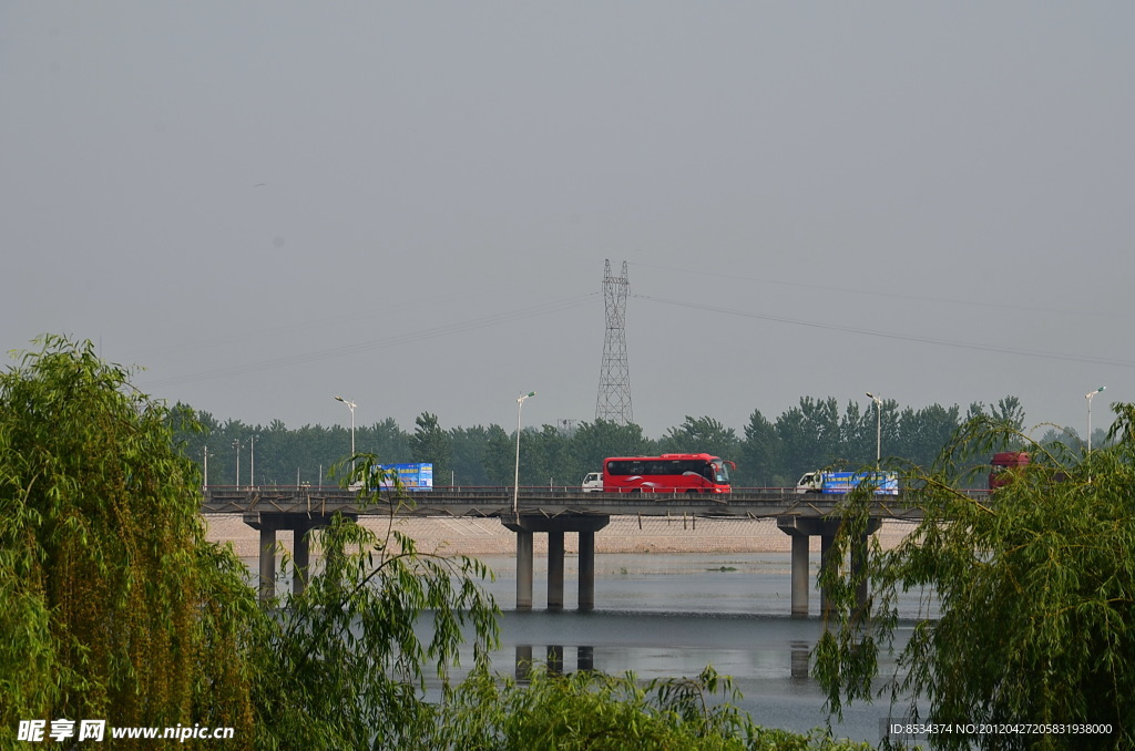 內河的短橋