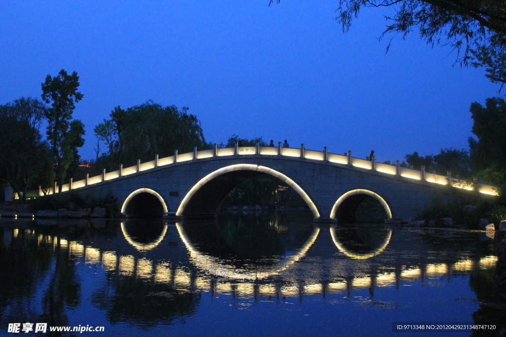 藍(lán)色背景的橋