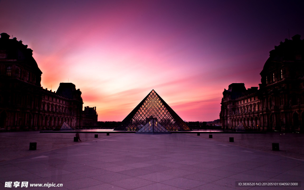 法国巴黎金字塔卢浮宫博物馆