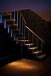 灯光下的楼梯