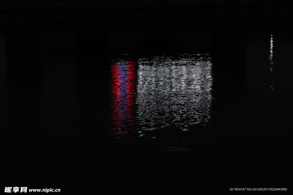 夜晚水面