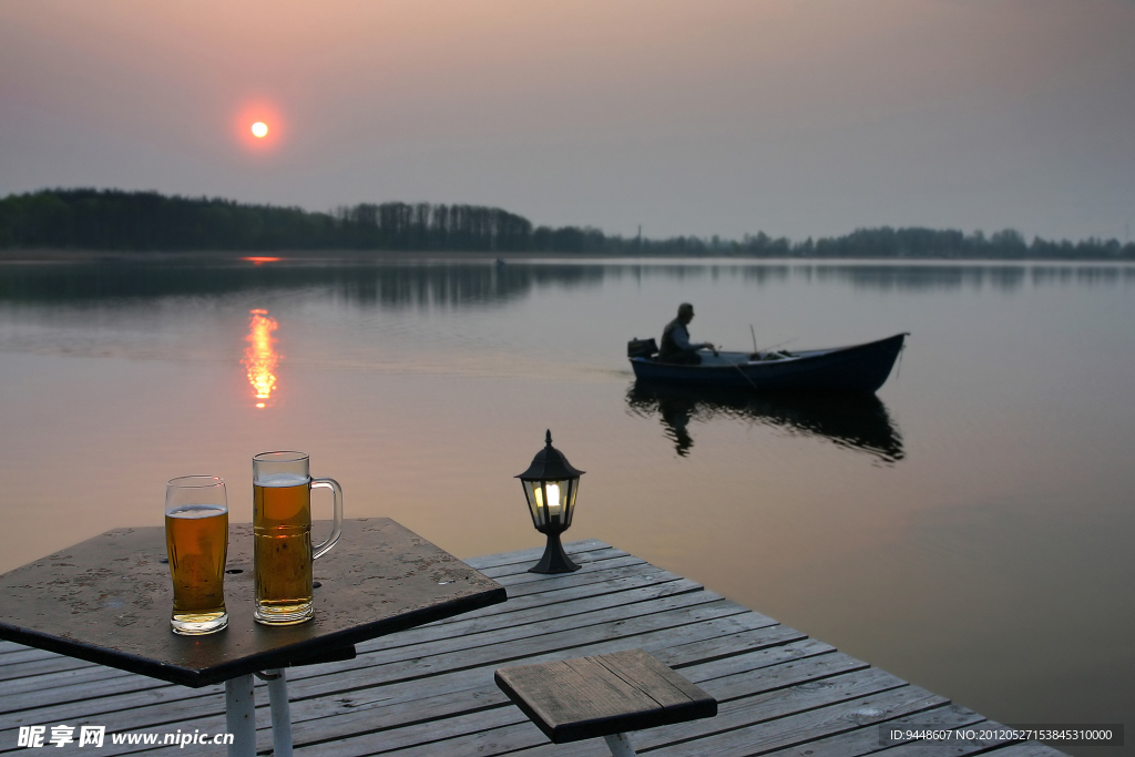夕陽河邊啤酒