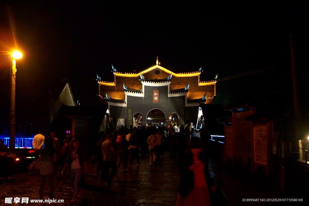 夜景下的建筑