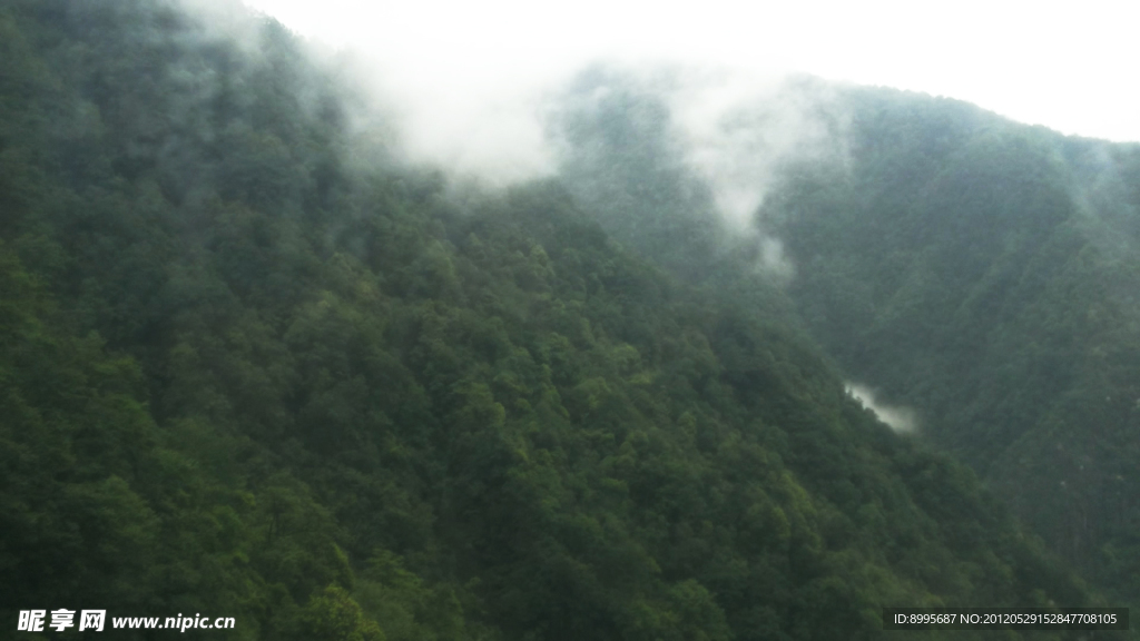 煙霧繚繞的大山
