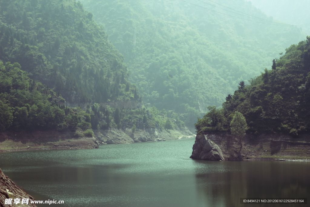 峽谷間平靜 湖面