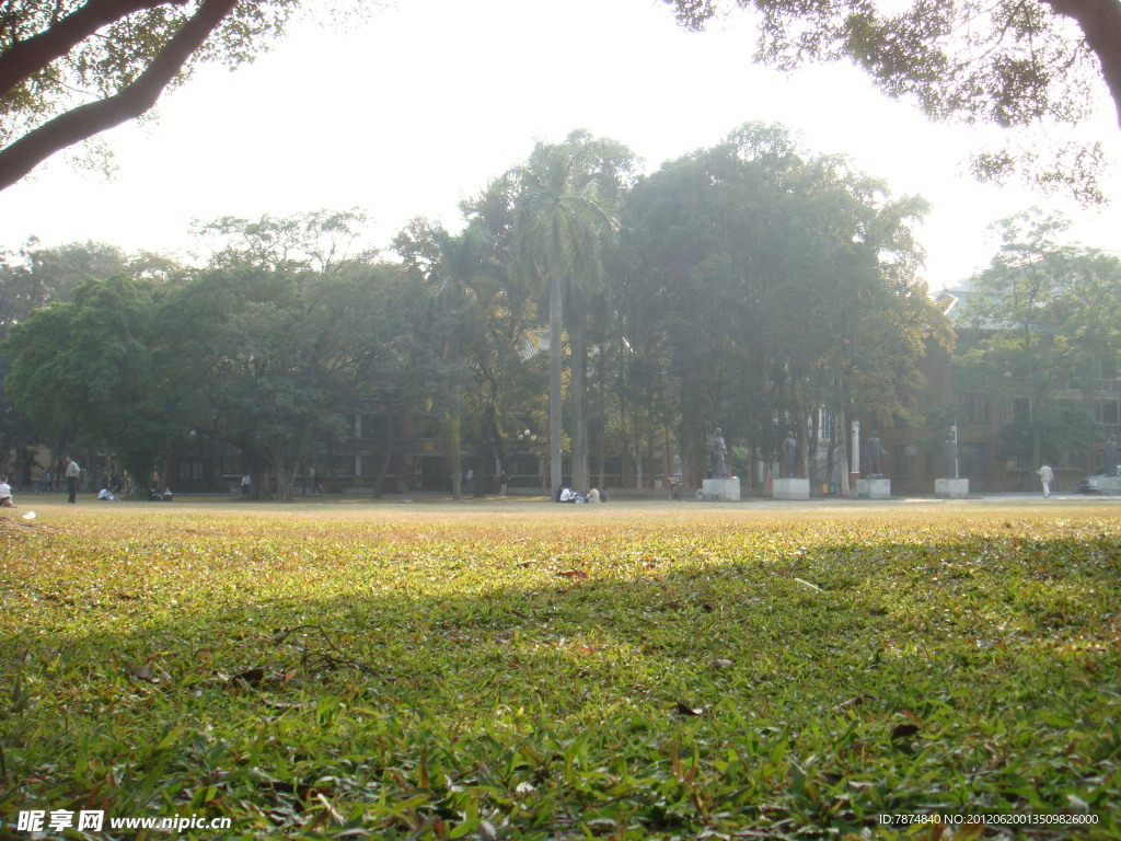 中山大學(xué)校園草地
