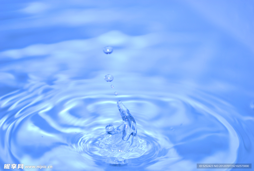 水滴落水