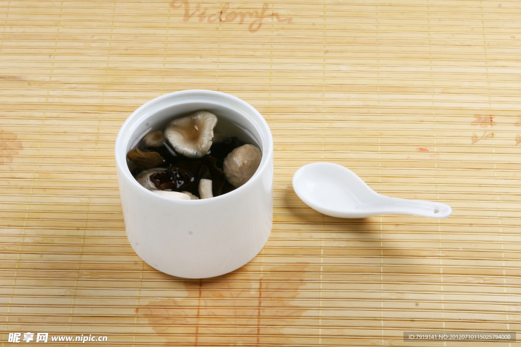 菌菇貢丸湯