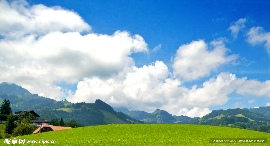 丘陵村莊群山