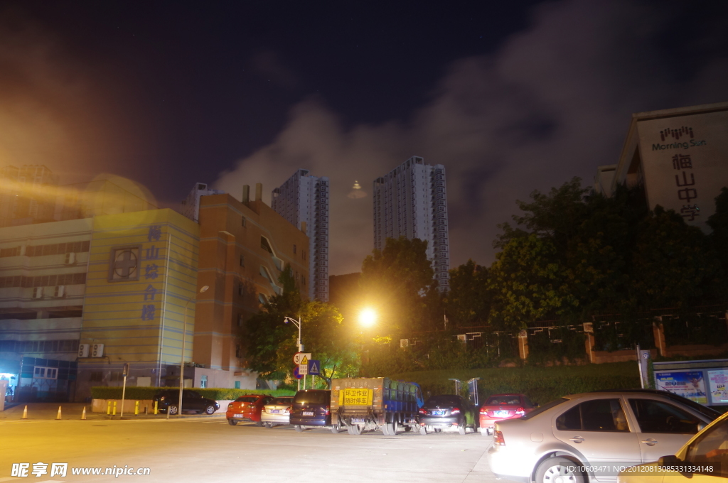 城市建筑與夜空