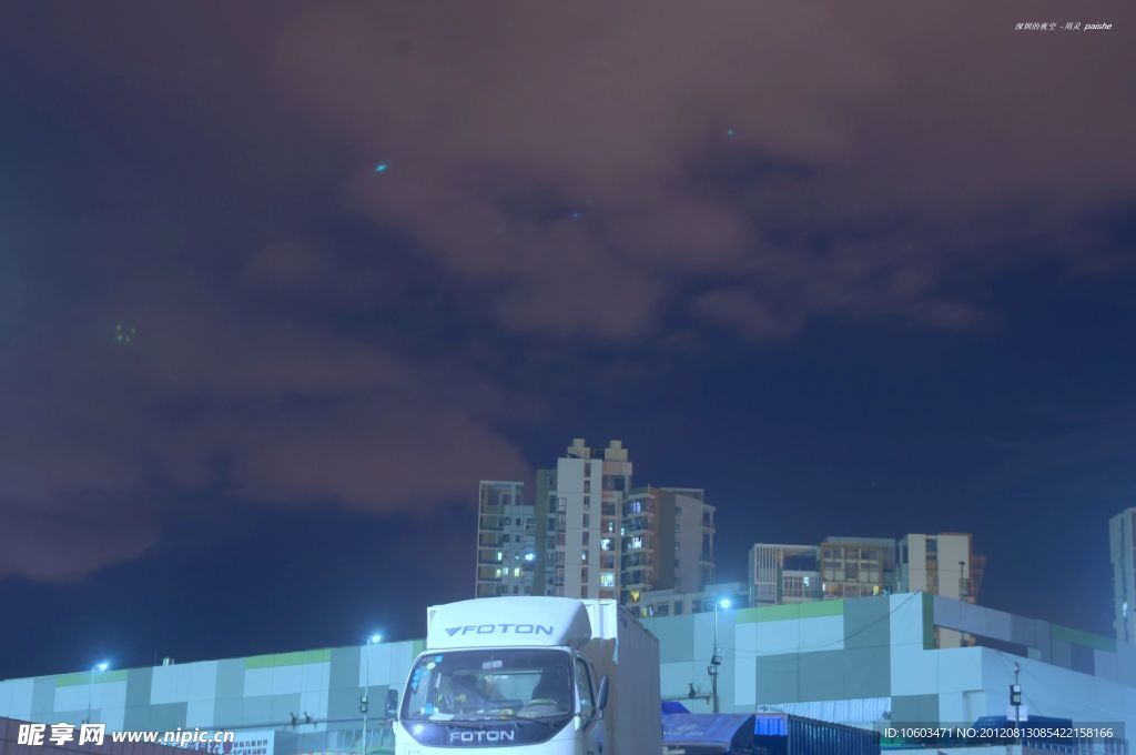 城市建筑與夜空