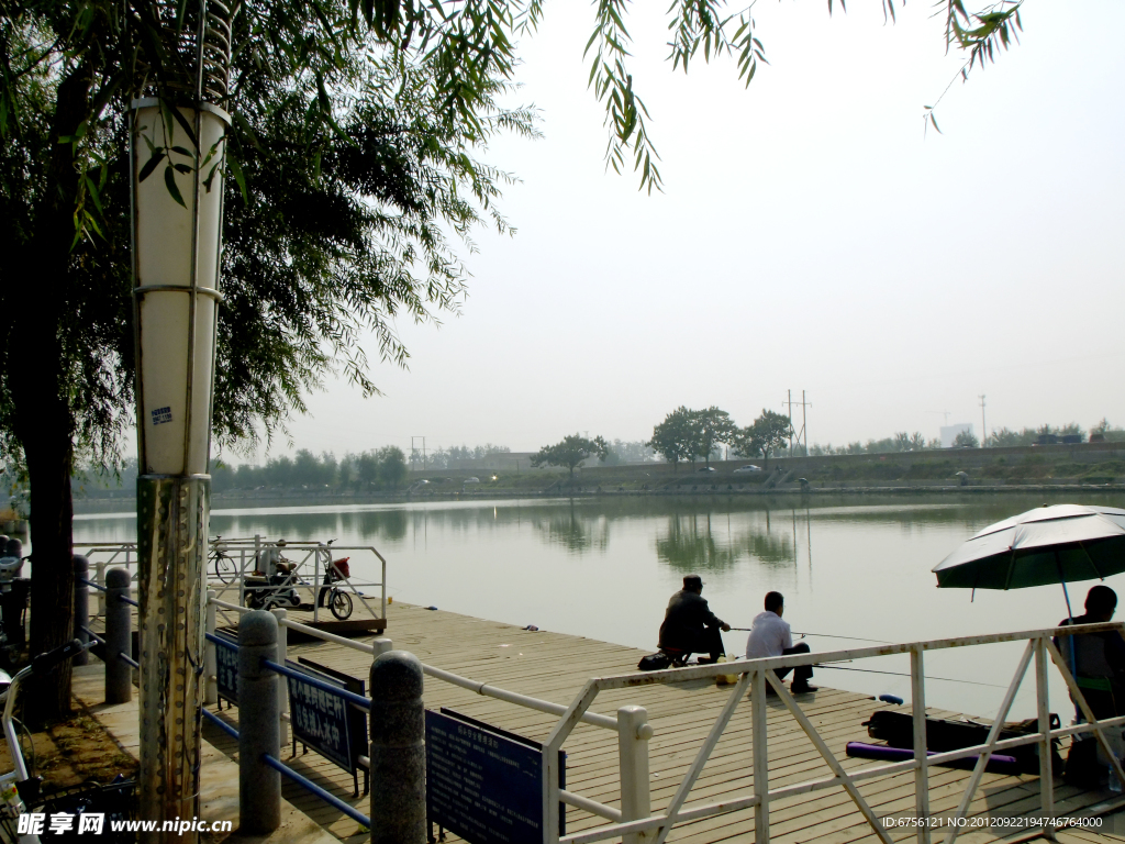 公園垂釣