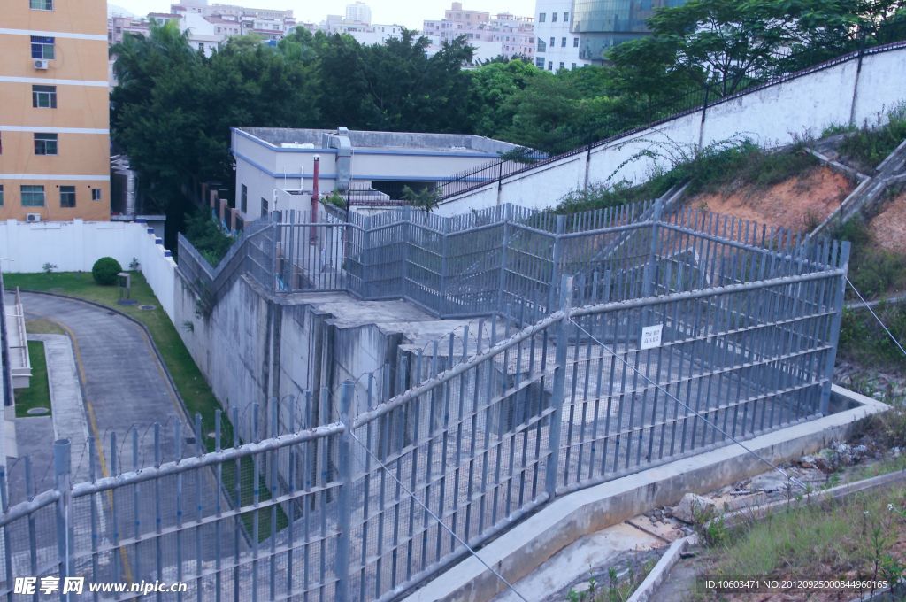 企業(yè)后院 鋼鐵護(hù)欄