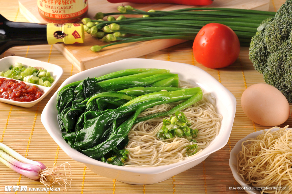 面條 蔬菜 雞蛋