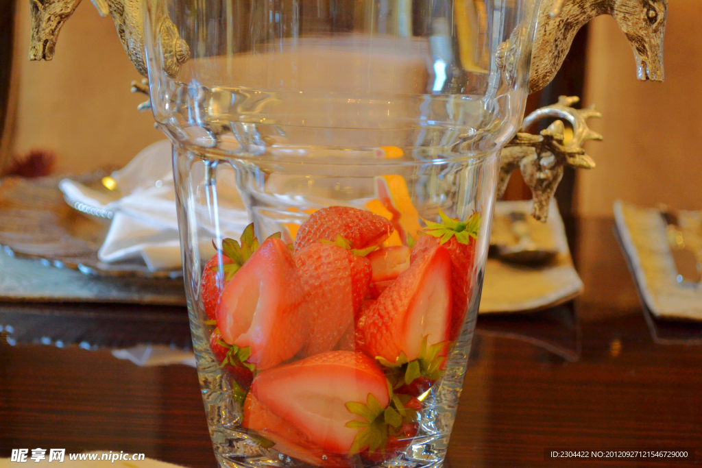 玻璃杯里的草莓