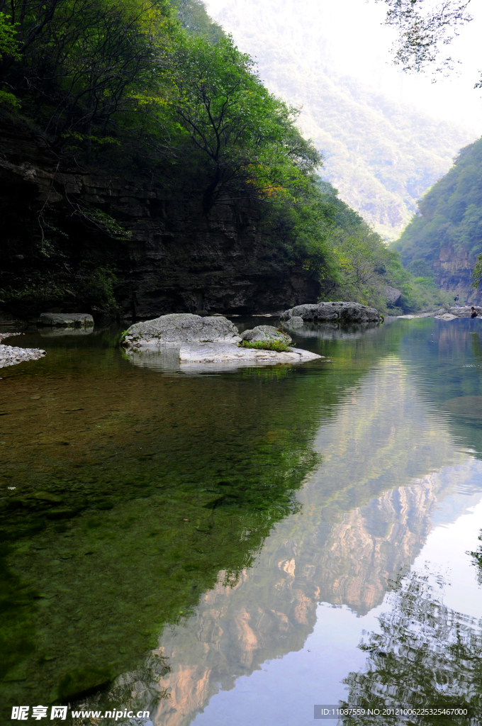 水中山影