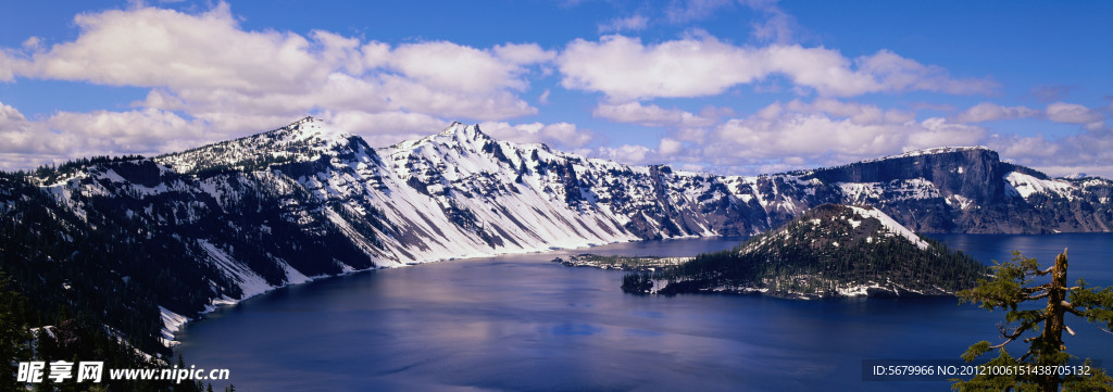 藍天高山 湖水