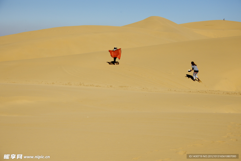 沙漠里奔跑的人们
