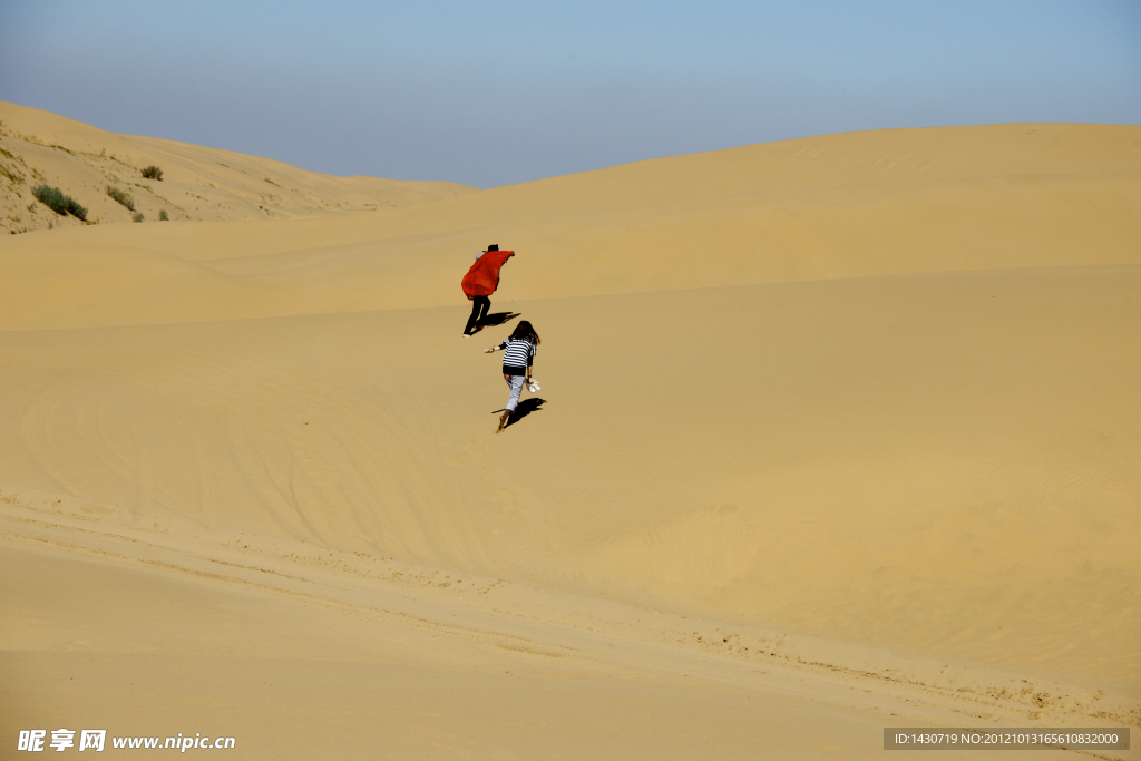 沙漠里奔跑的人们