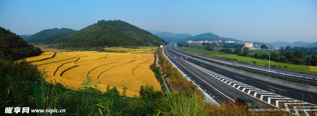 高速公路与秋收的稻田
