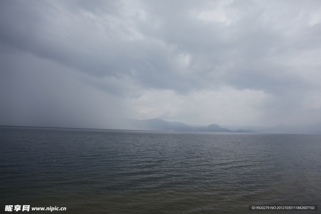 烏云湖面