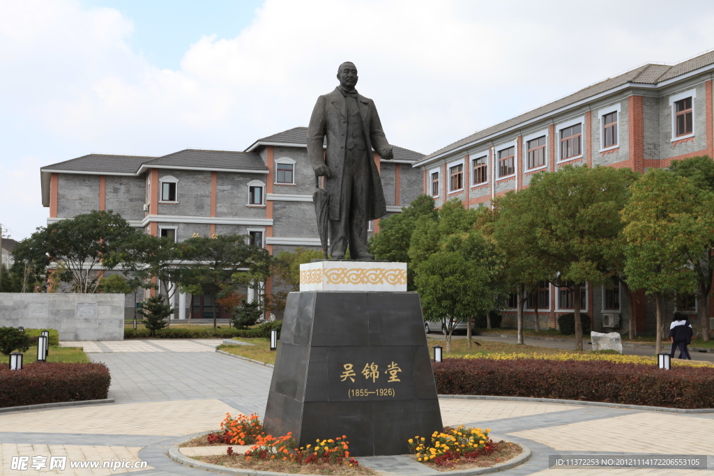錦堂高中內吳錦堂全身銅像