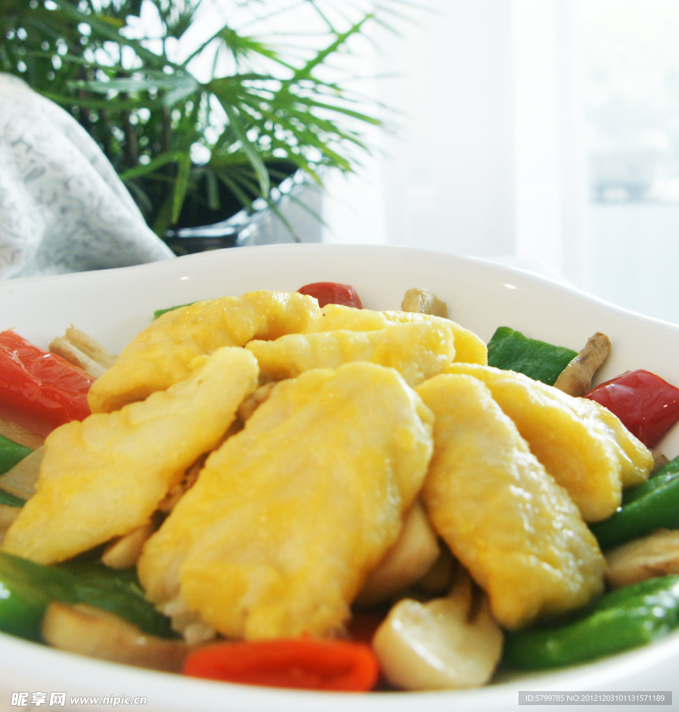 脫皮辣椒松茸菌燜班塊