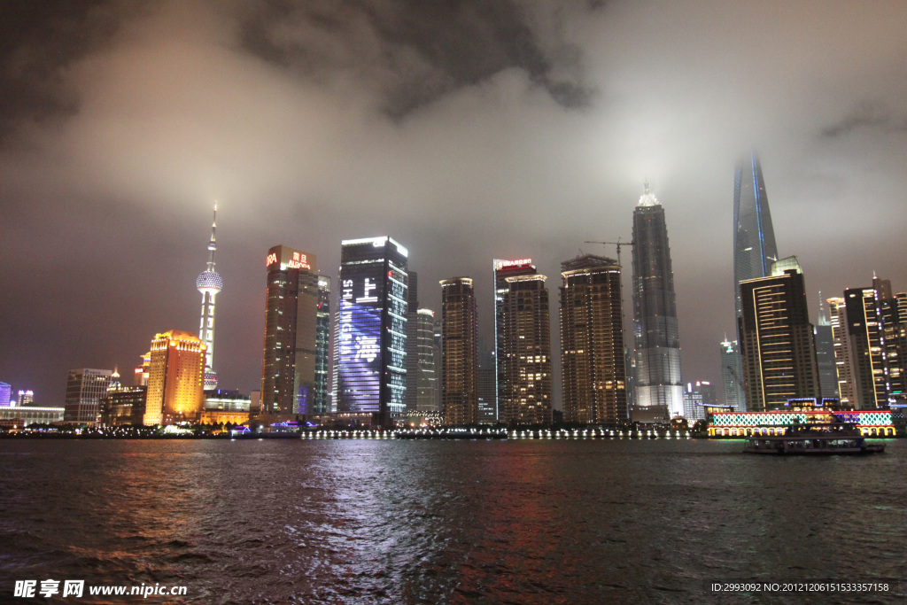 黄浦江上的夜上海