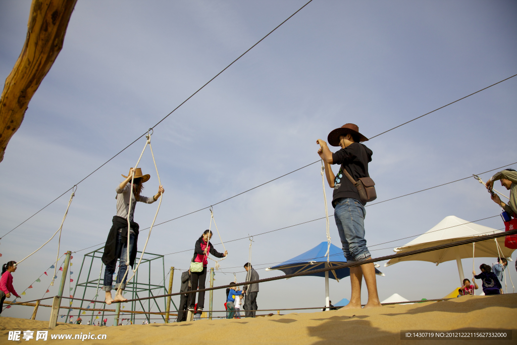 内蒙古响沙湾沙漠旅游景区的走钢丝娱乐项目