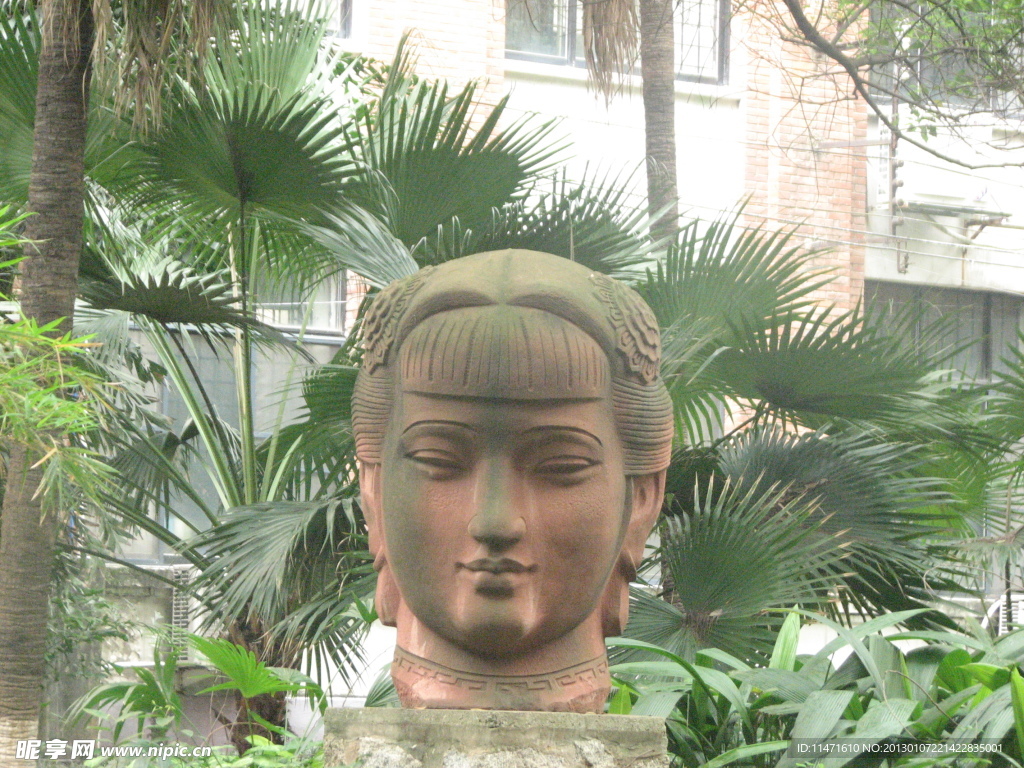 人頭雕像