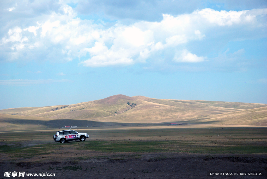 行驶在内蒙古大草原上