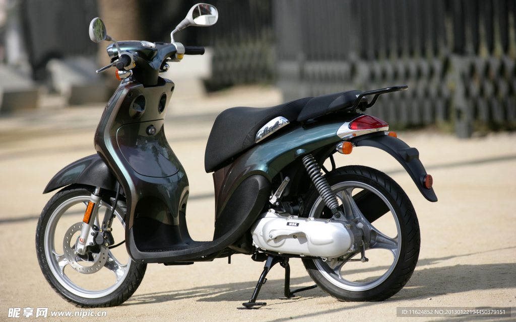 停著的摩托車
